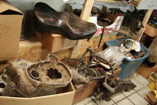1951-Vincent-Rapide-in -boxes