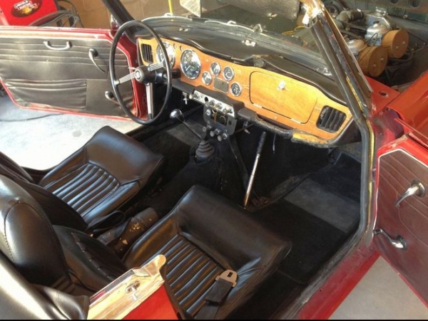 1964-triumph-tr4-driver-interior